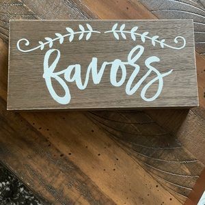 Wooden favors sign